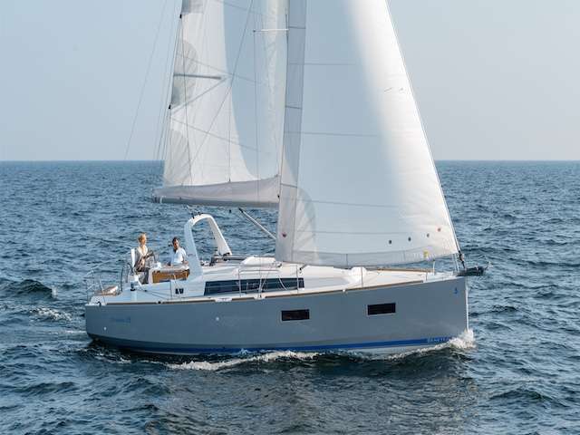 Парусная яхта Oceanis 38