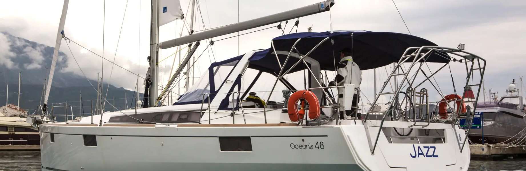 Парусная яхта Oceanis 48