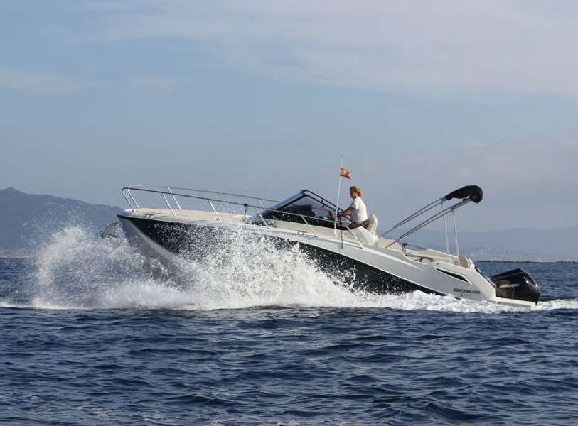 Motor boat Activ 875 Sundeck