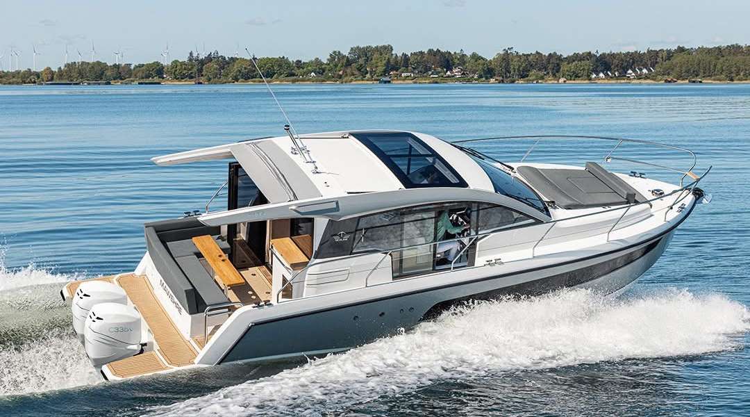 Barca a motore Sealine C335
