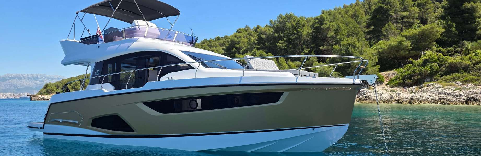 Моторная яхта Sealine F430