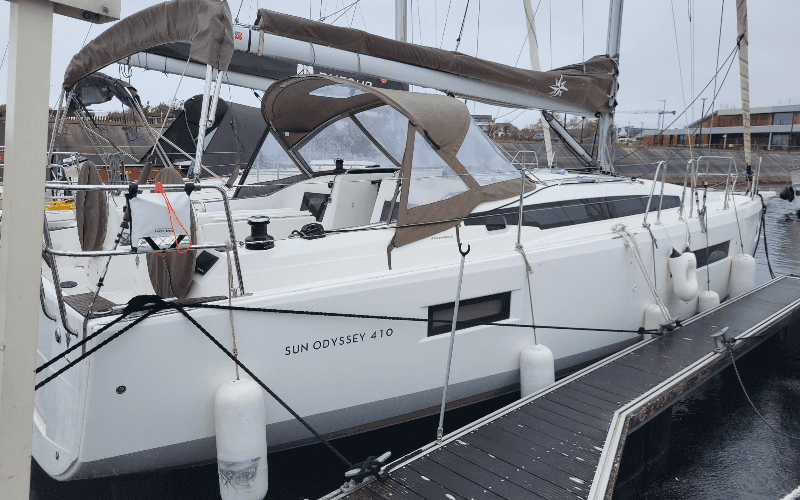 Sailboat Sun Odyssey 410