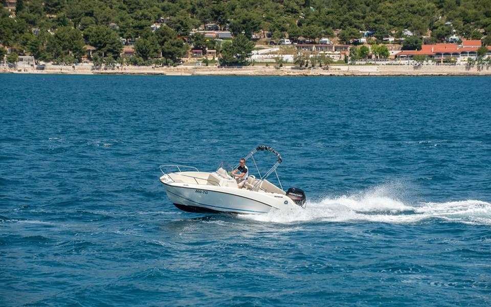 Motor boat Activ 555 Open