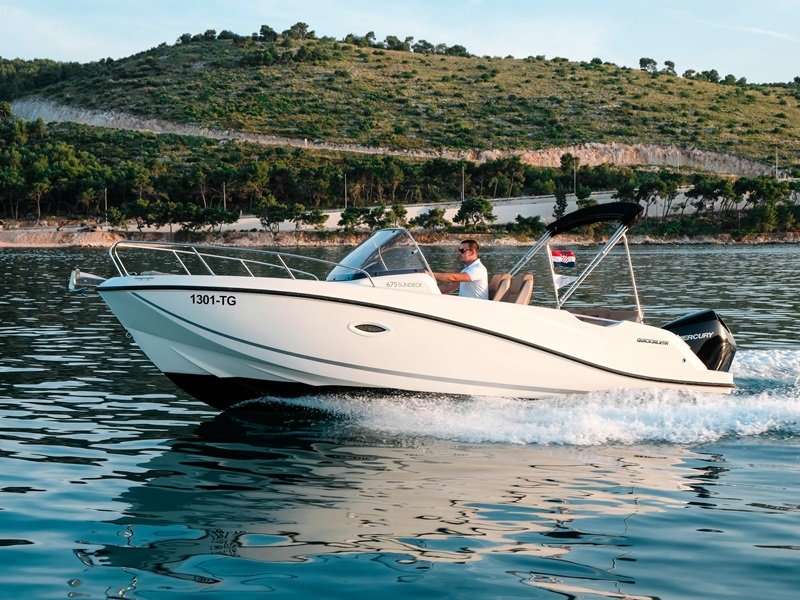 Motorboot Activ 675 Sundeck