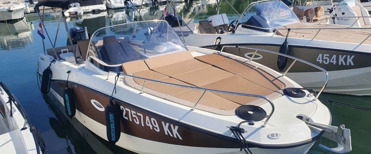 Motorboot Activ 755 Sundeck