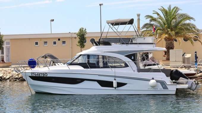 Motor boat Antares 11 OB