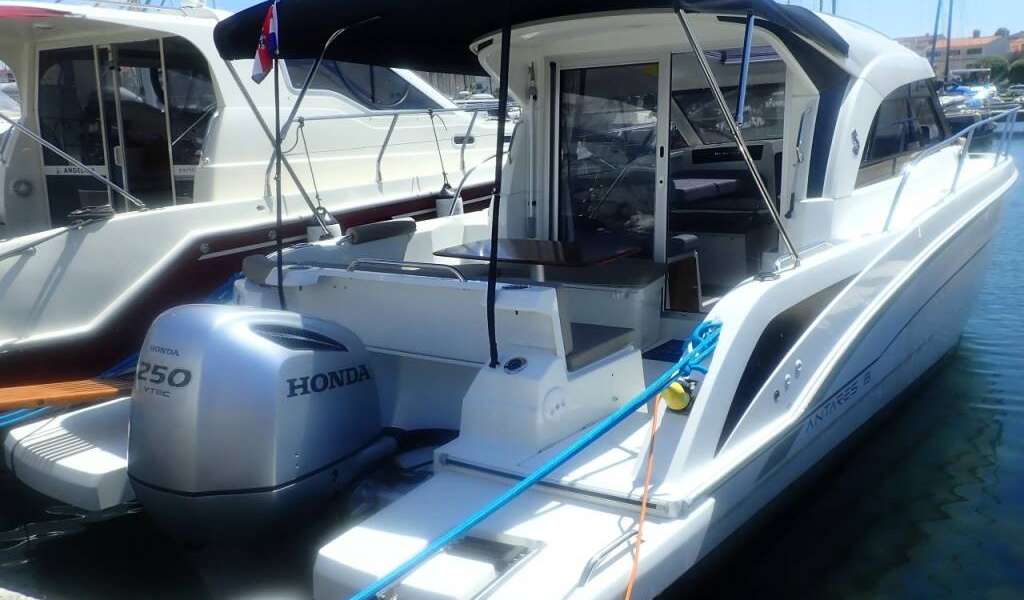 Motor boat Antares 8 OB