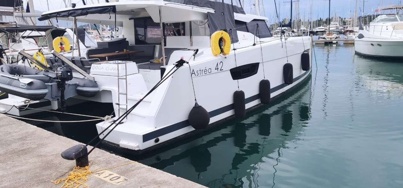 Catamarán Astrea 42