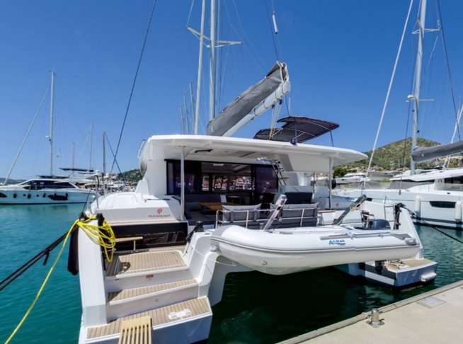 Catamarán Astrea 42