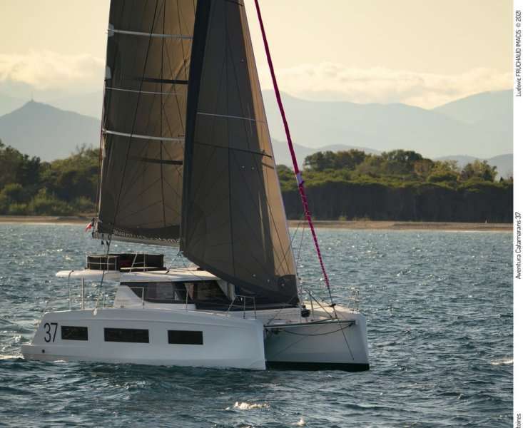 Catamaran Aventura 37