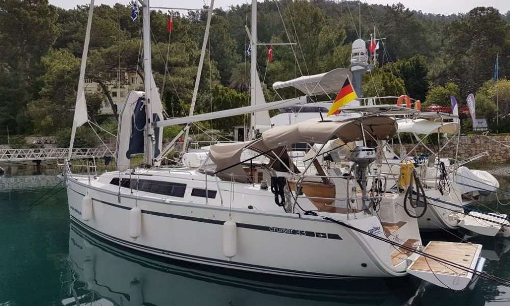 Sailboat Bavaria Cruiser 33