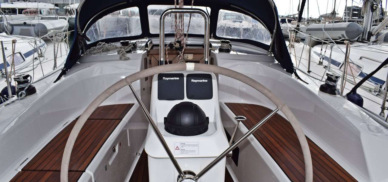 Sailboat Bavaria Cruiser 33