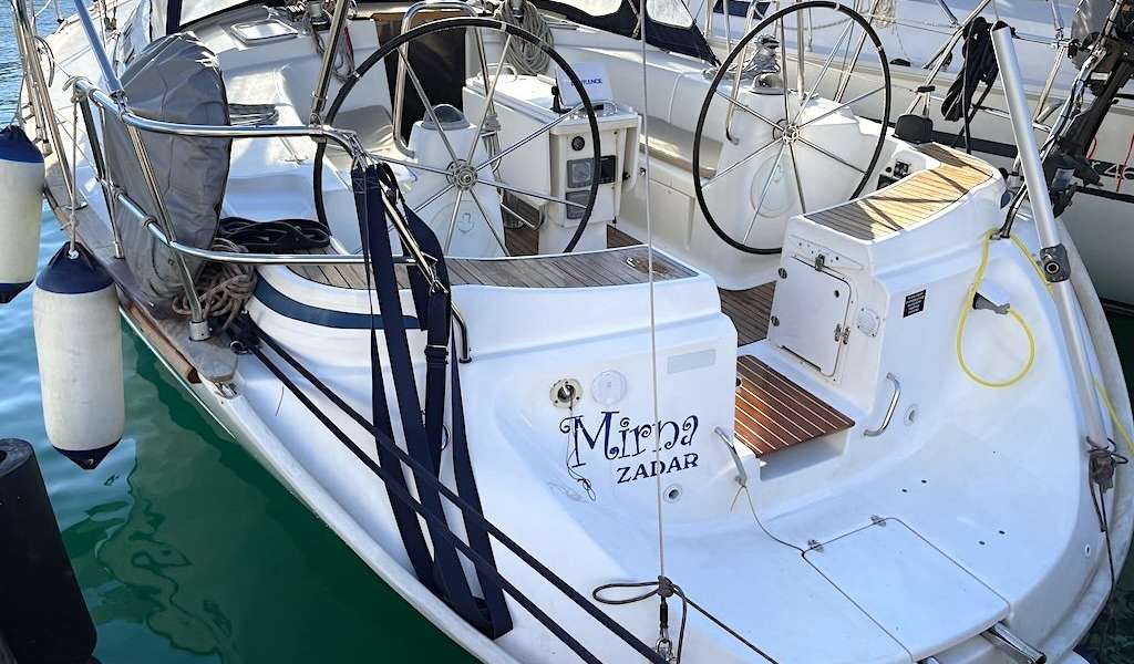 Парусная яхта Bavaria 44