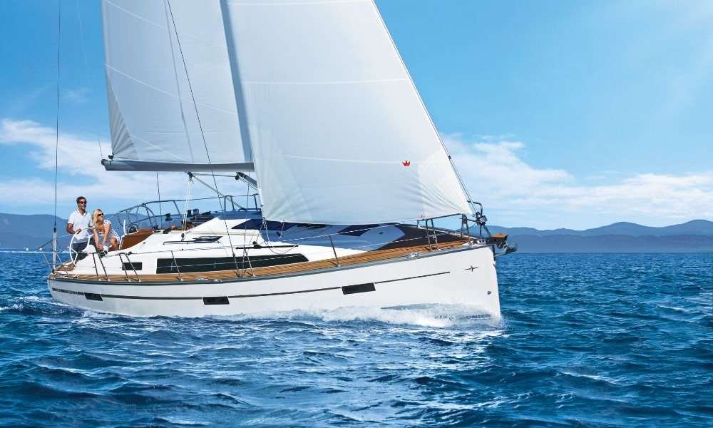 Sailboat Bavaria Cruiser 37