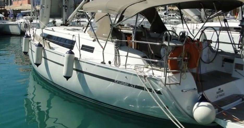 Sailboat Bavaria Cruiser 37