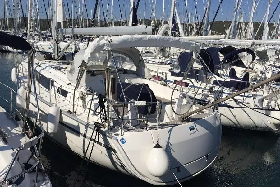 Sailboat Bavaria Cruiser 37