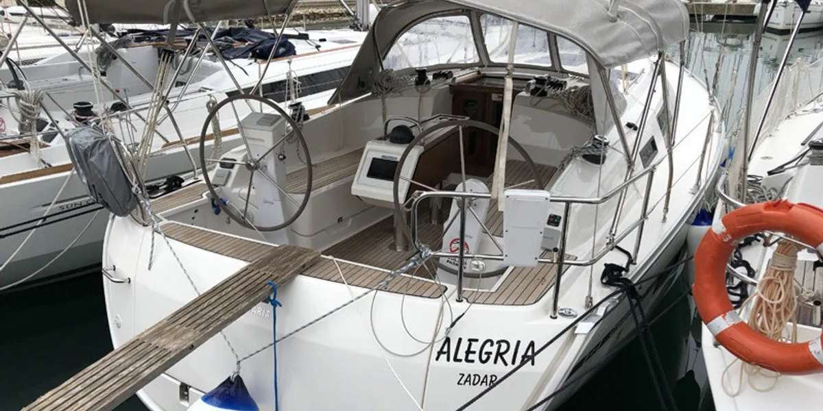 Sailboat Bavaria Cruiser 37