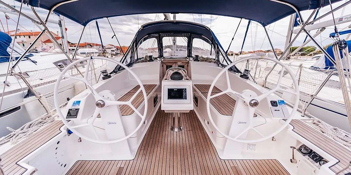 Sailboat Bavaria Cruiser 37