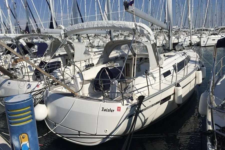 Sailboat Bavaria Cruiser 37