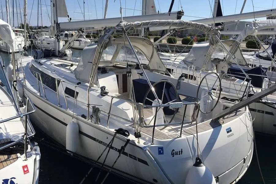 Sailboat Bavaria Cruiser 37