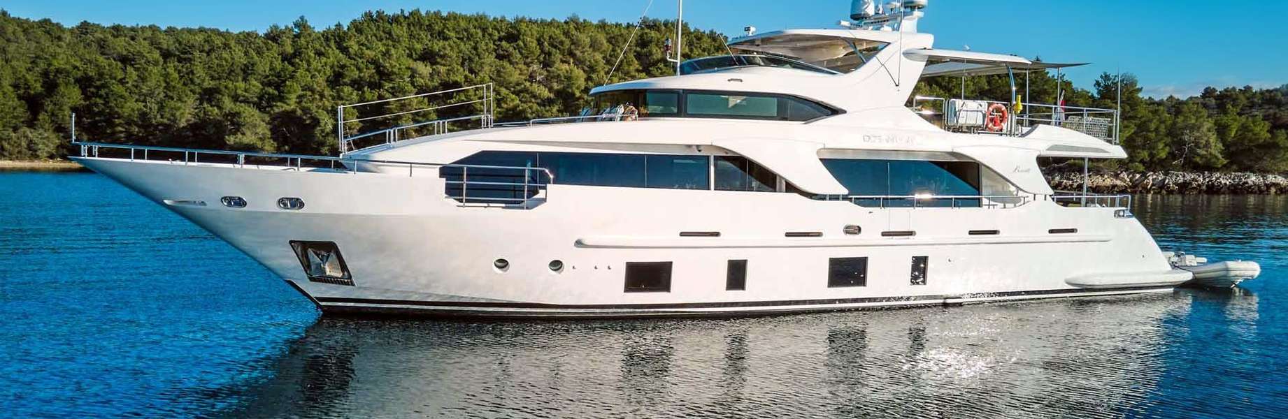 Luxury Yacht Benetti Delfino 93