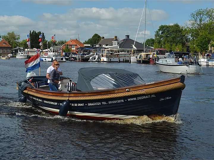 Houseboat Drachtster Kampeer Sloep