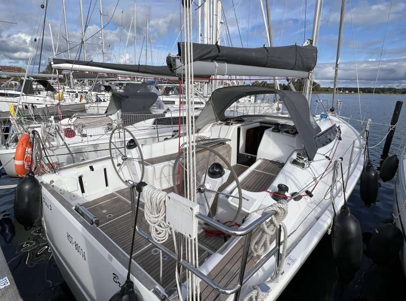 Парусная яхта Hanse 418