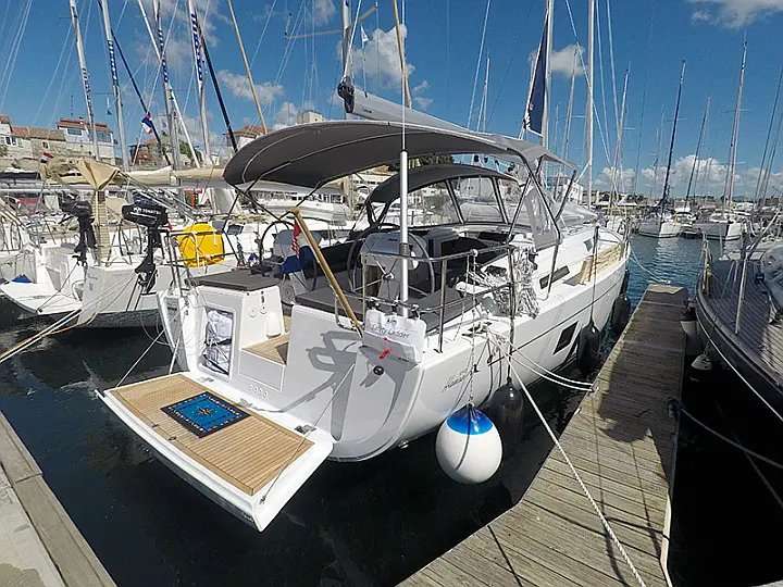 Парусная яхта Hanse 458