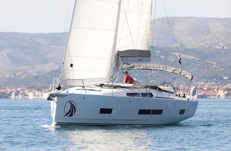 Парусная яхта Hanse 460