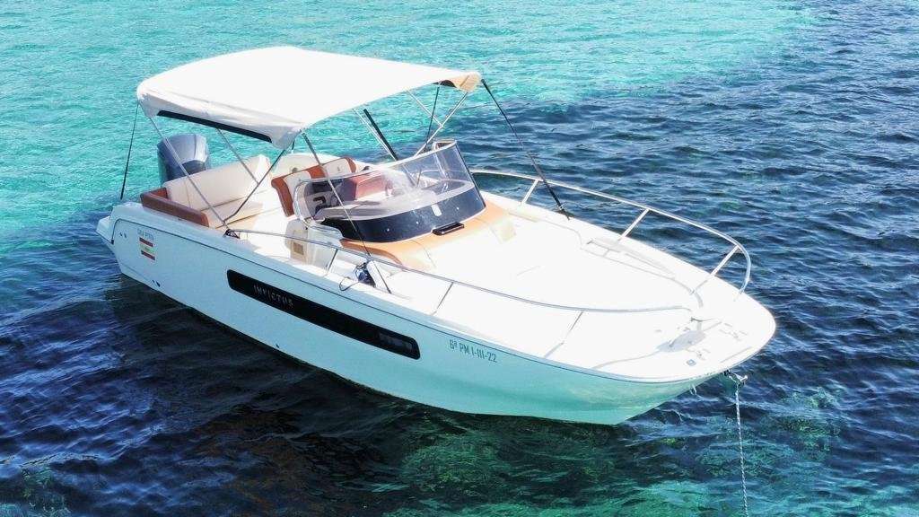 Motor boat Invictus 270FX