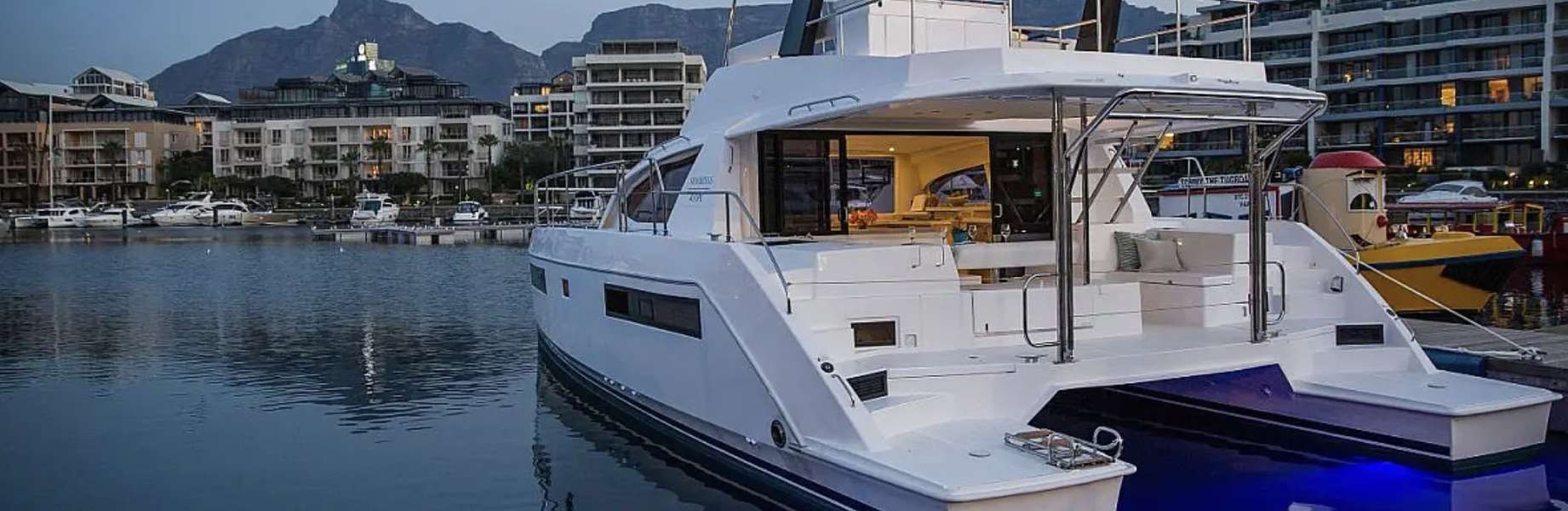 Power Catamaran Leopard 43 PC