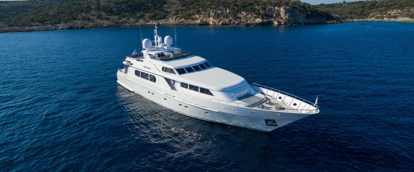 Luxusyacht Milos at sea