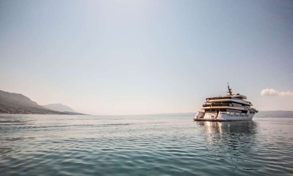 Yacht My Black Swan