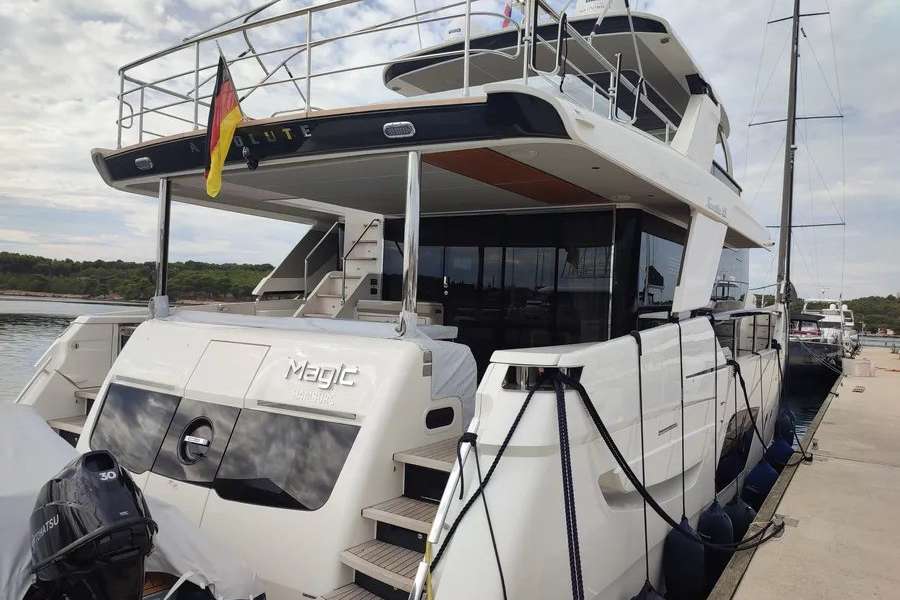 Barco a motor Navetta 68