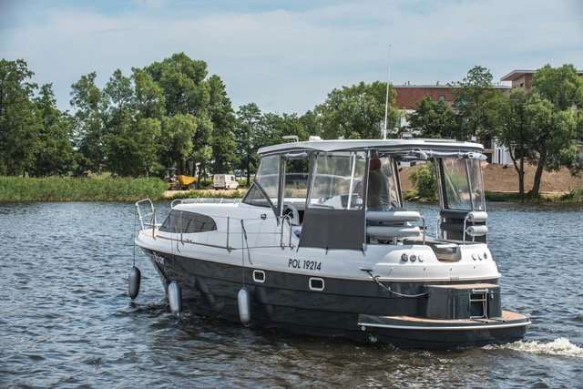 Bateaux à moteur Navigator 999