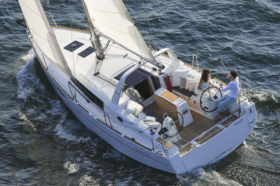 Парусная яхта Oceanis 35