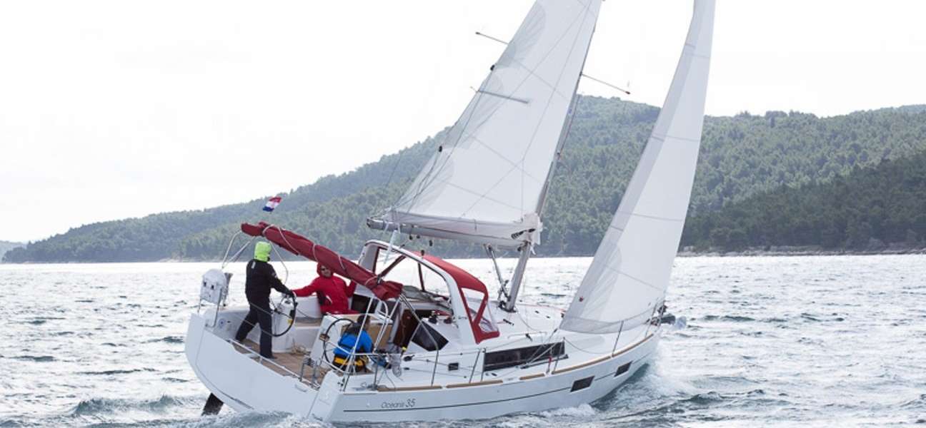 Sailboat Oceanis 35