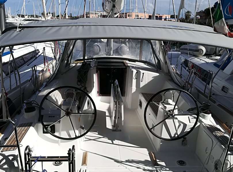 Парусная яхта Oceanis 35