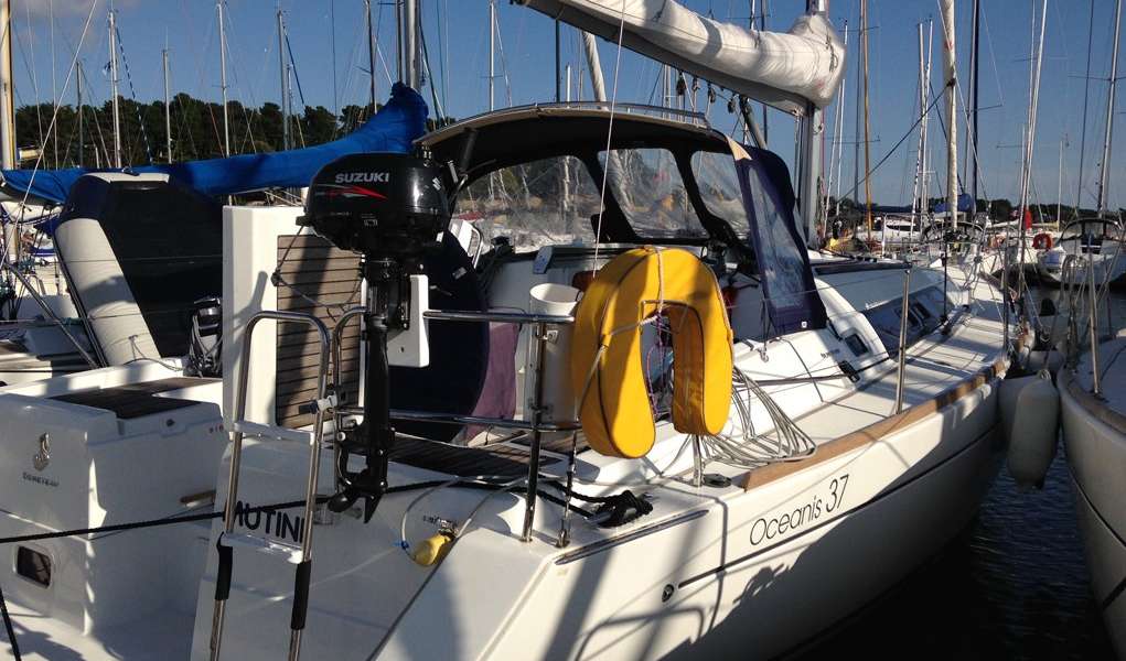 Sailboat Oceanis 37