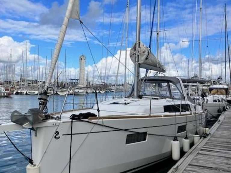 Sailboat Oceanis 38.1