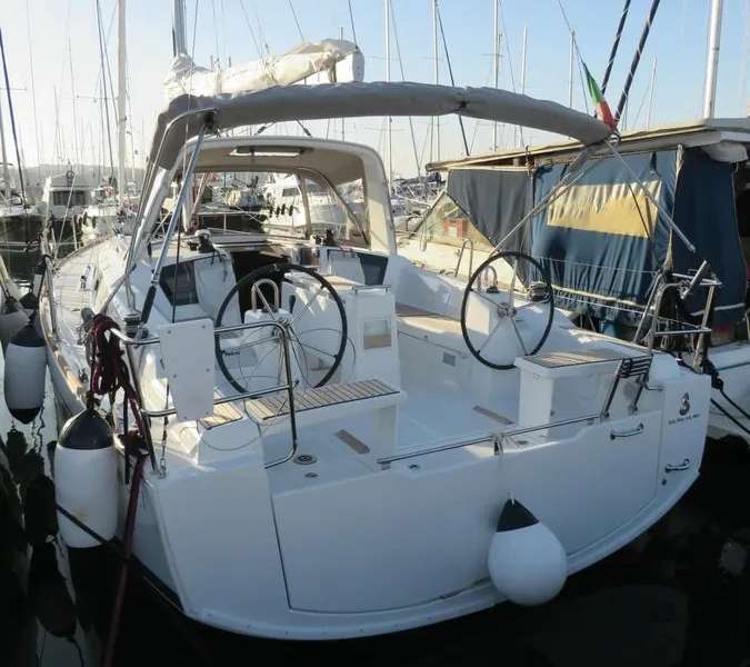 Sailboat Oceanis 38