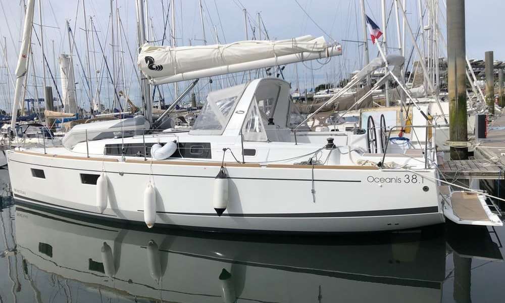 Парусная яхта Oceanis 38