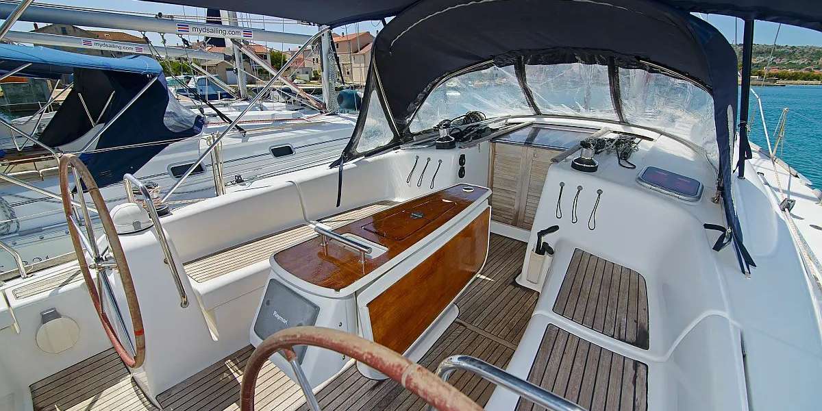 Sailboat Oceanis 43