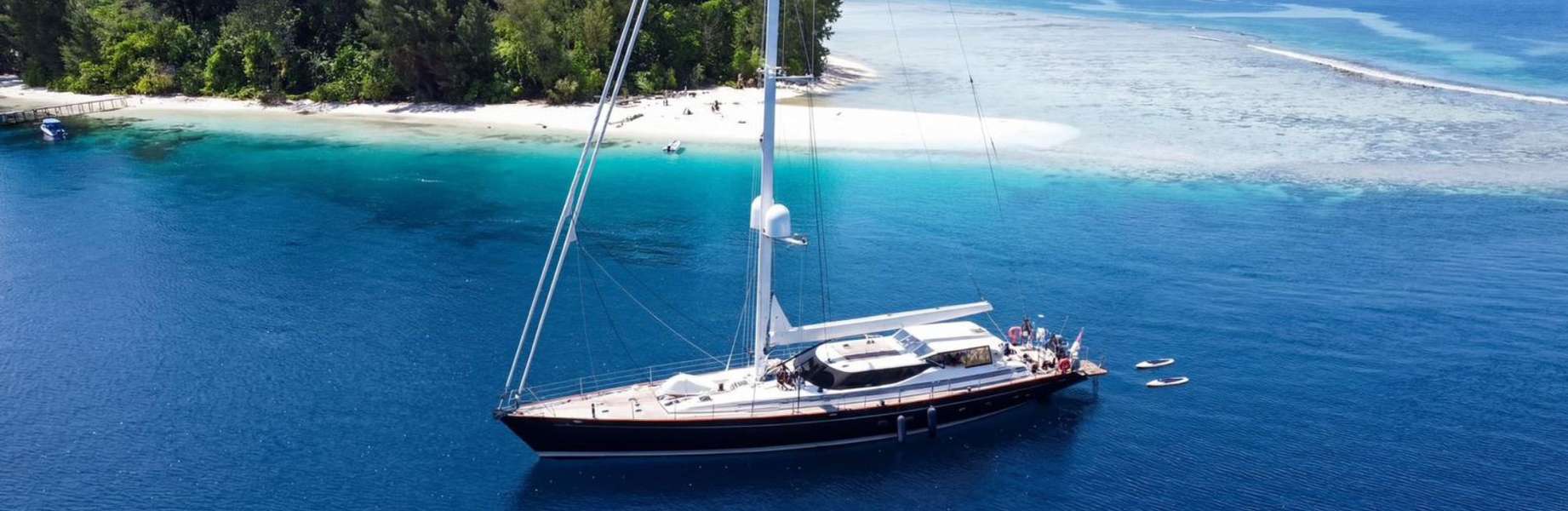 Sailboat Camper & Nicholsons 121