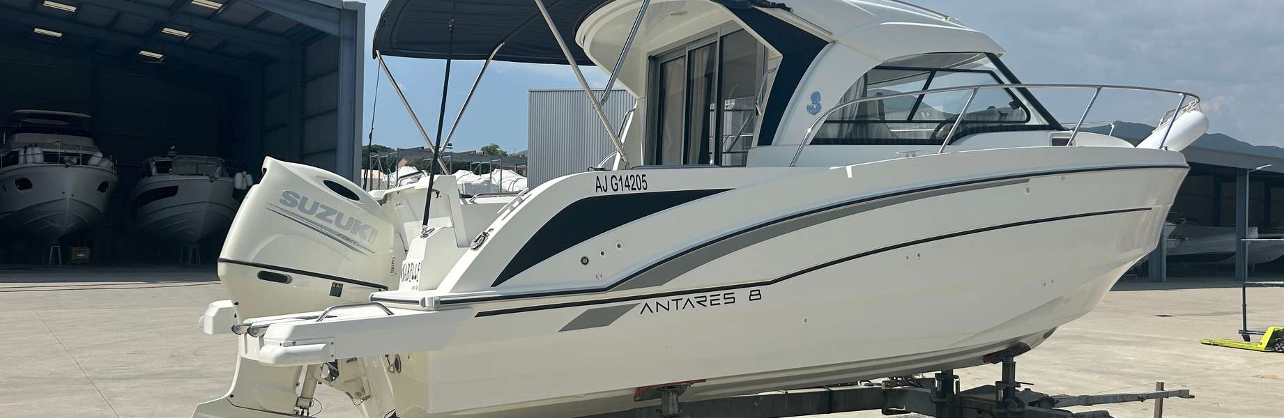 Motorboot Antares 8 OB