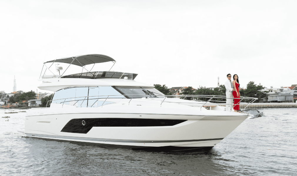 Моторная яхта Prestige 590 Fly