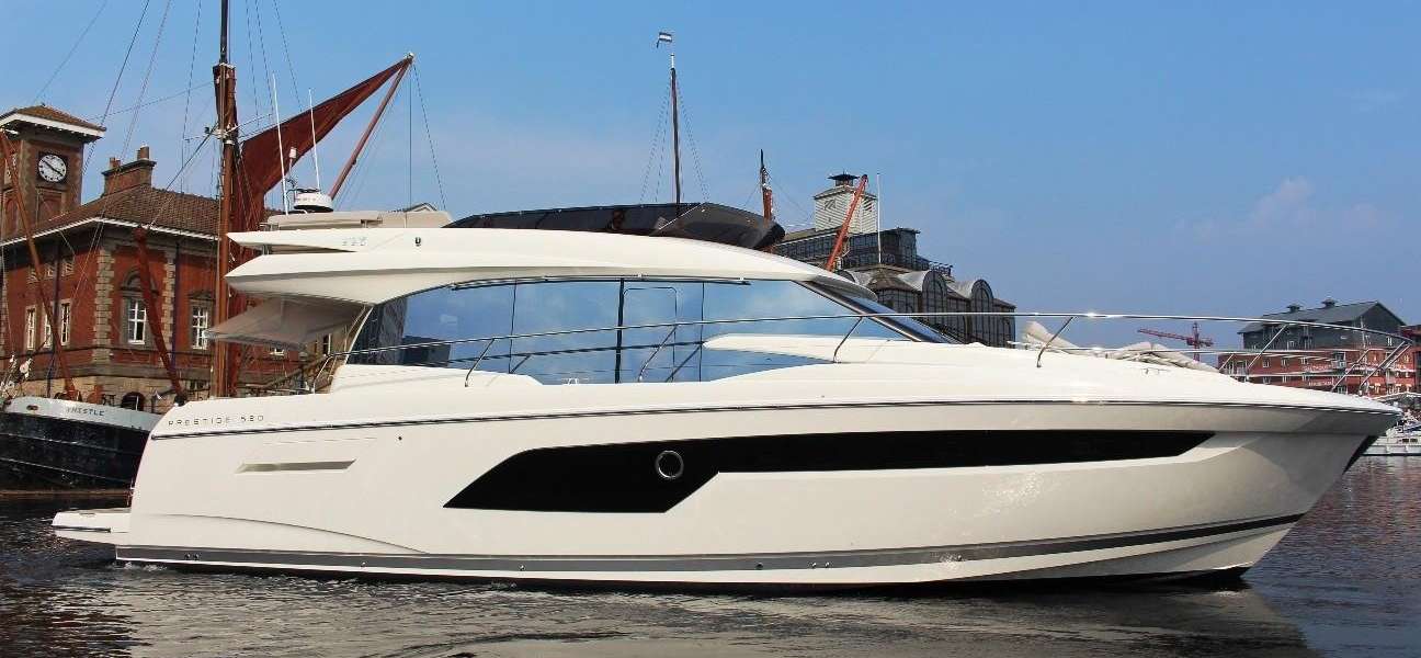 Motor boat Prestige 520