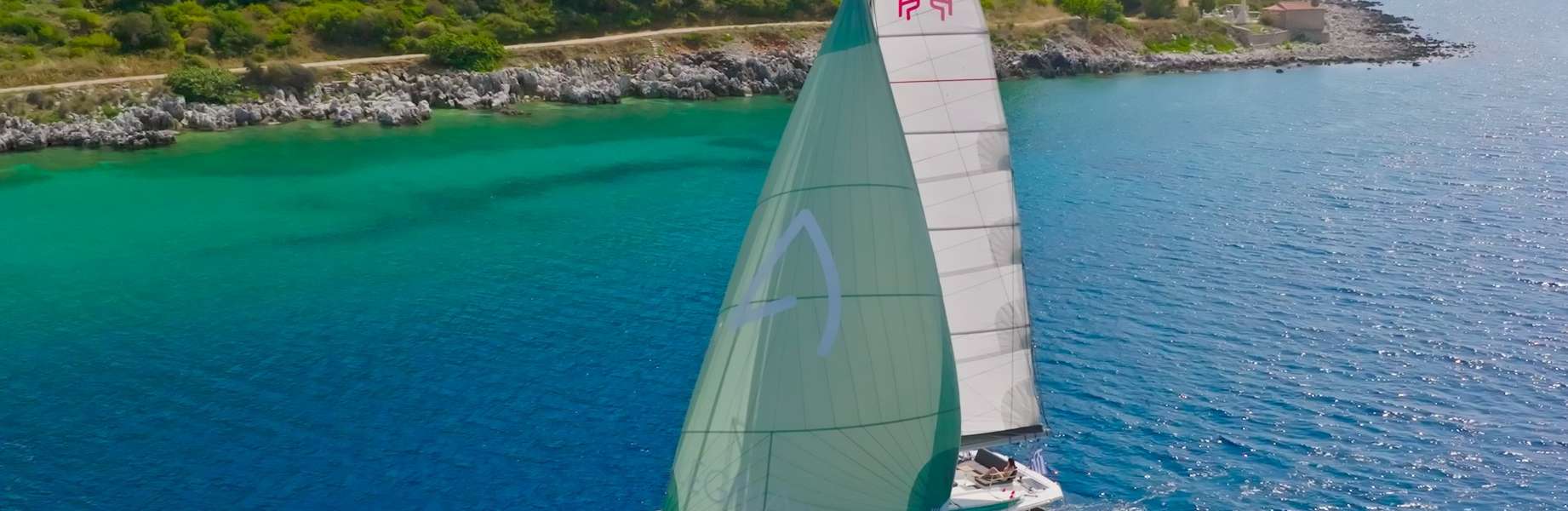 Catamarán Saona 47