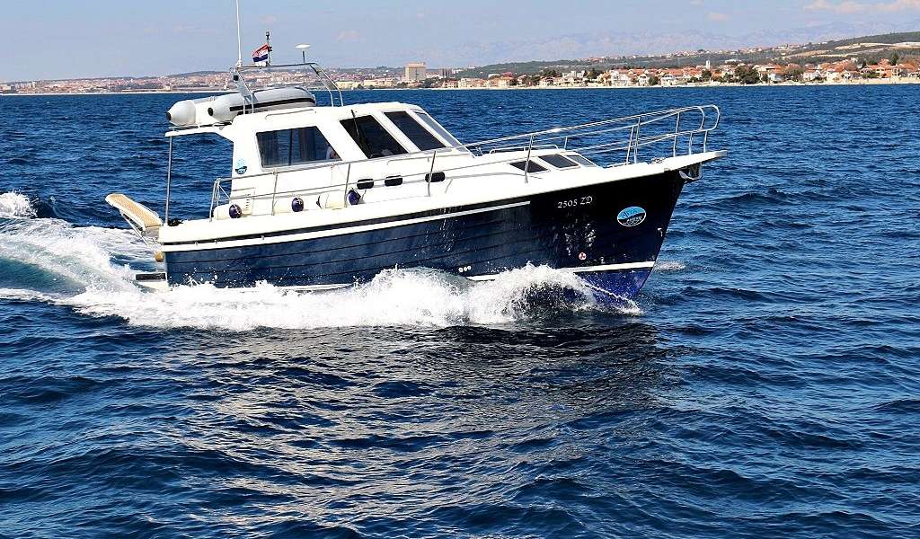 Bateaux à moteur SAS Adria 1002