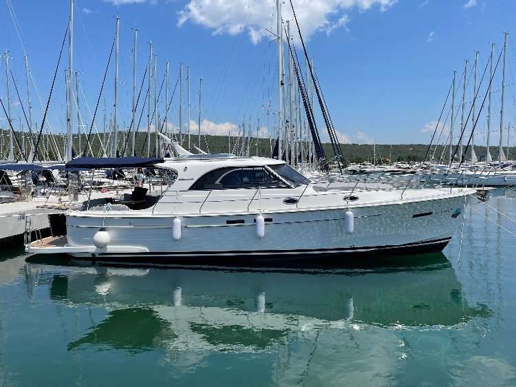 Bateaux à moteur SAS Adriana 44